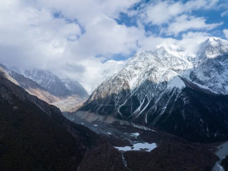 Foto de Vista aérea de hermosas montañas de nieve de gran altitud en el Tíbet, China - Imagen libre de derechos