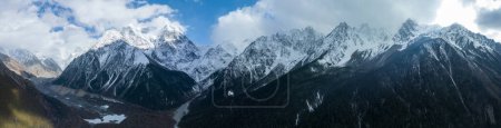 Téléchargez les photos : Vue aérienne de belles montagnes de neige de haute altitude au Tibet, en Chine - en image libre de droit
