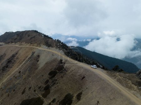 Téléchargez les photos : Vue aérienne voiture de conduite sur le sentier de montagne de haute altitude, Chine - en image libre de droit