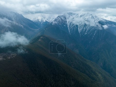 Téléchargez les photos : Vue aérienne de belles montagnes de neige de haute altitude au Tibet, en Chine - en image libre de droit