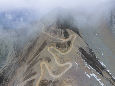 Foto de Sendero curvo en montañas de gran altitud en el Tíbet, China - Imagen libre de derechos