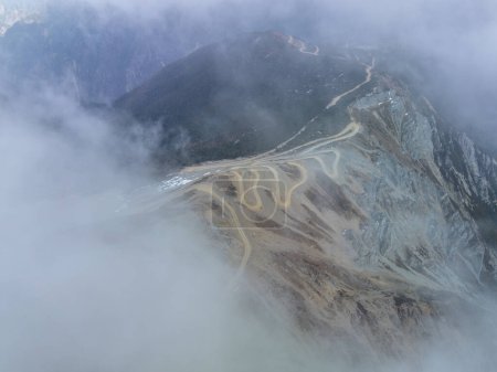 Téléchargez les photos : Sentier sinueux sur les montagnes de haute altitude au Tibet, Chine - en image libre de droit