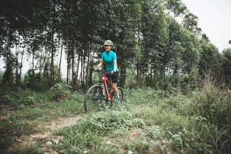 Téléchargez les photos : Vélo d'équitation dans la forêt printanière - en image libre de droit