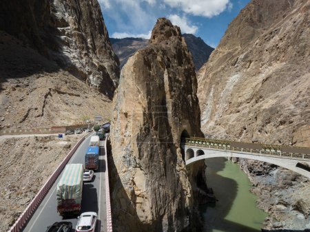 Téléchargez les photos : Vue aérienne des embouteillages sur la route de Lhassa, 318trail au Tibet, Chine - en image libre de droit