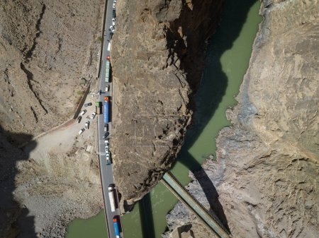 Foto de Vista aérea del atasco de tráfico en la carretera a Lhasa, 318trail en el Tíbet, China - Imagen libre de derechos