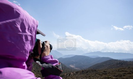 Foto de Mujer fotógrafa tomando fotos para montañas de gran altitud, China - Imagen libre de derechos