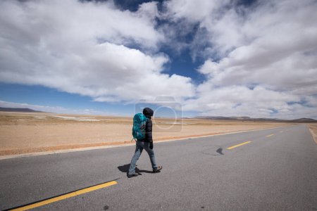Téléchargez les photos : Randonneuse pédestre en hiver route de haute altitude, Chine - en image libre de droit