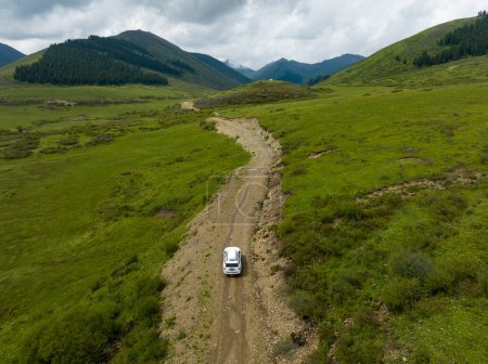 Téléchargez les photos : Voyage en voiture sur le sentier de montagne de haute altitude, Chine - en image libre de droit