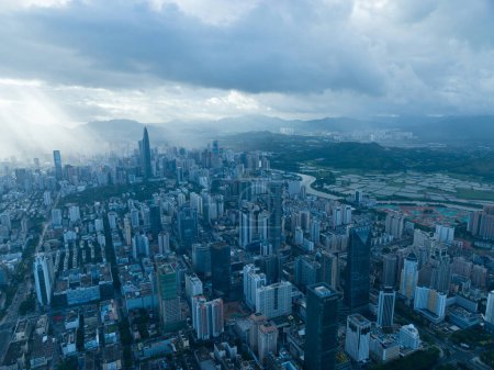 Téléchargez les photos : Shenzhen, Chine - 29 mai 2022 : Vue aérienne du paysage dans la ville de Shenzhen, Chine - en image libre de droit