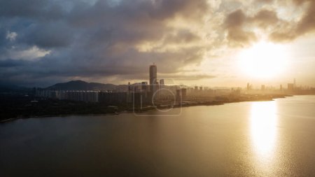 Téléchargez les photos : Shenzhen, Chine - 2 juin 2022 : Vue aérienne du paysage dans la ville de Shenzhen, Chine - en image libre de droit