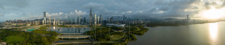 Foto de Shenzhen, China - 2 de junio de 2022: Vista aérea del paisaje en la ciudad de Shenzhen, China - Imagen libre de derechos