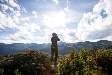 Téléchargez les photos : Femme photographe marchant dans les montagnes d'été de haute altitude, Chine - en image libre de droit