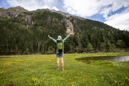 Téléchargez les photos : Femme de randonnée dans les montagnes de haute altitude - en image libre de droit