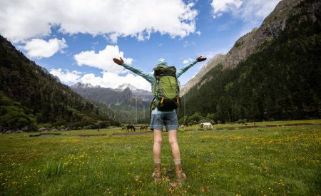 Foto de Mujer senderista en montañas de gran altitud - Imagen libre de derechos