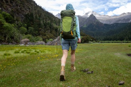 Téléchargez les photos : Femme de randonnée dans les montagnes de haute altitude - en image libre de droit