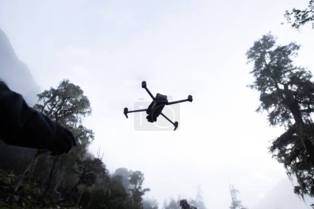 Téléchargez les photos : Drone volant dans les montagnes de haute altitude - en image libre de droit