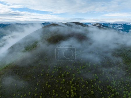 Téléchargez les photos : Beau paysage forestier levant au Sichuan, en Chine - en image libre de droit