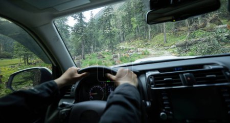 Téléchargez les photos : Voiture de conduite dans la forêt sentier de montagne, Chine - en image libre de droit