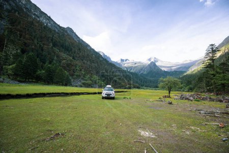 Téléchargez les photos : Conduite de voiture hors route dans les montagnes de haute altitude dans la province du Sichuan, en Chine - en image libre de droit