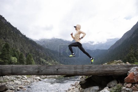 Téléchargez les photos : Femme coureuse de trail cross country en haute altitude - en image libre de droit