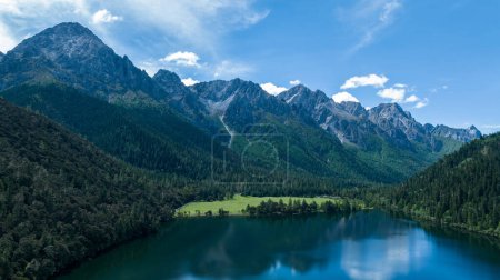Téléchargez les photos : Belle vue sur la montagne de forêt de haute altitude et le paysage du lac dans le Sichuan, Chine - en image libre de droit