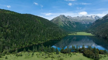 Téléchargez les photos : Belle vue sur la montagne de forêt de haute altitude et le paysage du lac dans le Sichuan, Chine - en image libre de droit