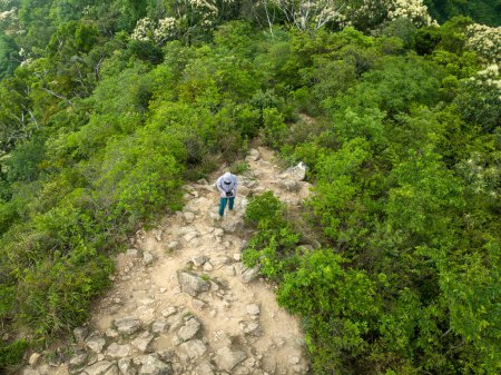 Téléchargez les photos : Personnes contrôlant à distance un drone volant dans une forêt printanière - en image libre de droit