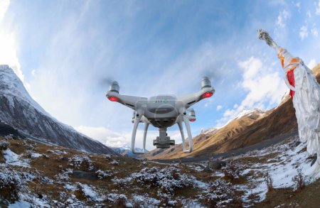 Téléchargez les photos : Drone volant prenant des photos du paysage au Tibet, Chine - en image libre de droit
