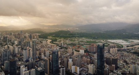 Téléchargez les photos : Shenzhen, Chine - 29 mai 2022 : Vue aérienne du terminal international de conteneurs de Yantian dans la ville de Shenzhen, Chine - en image libre de droit