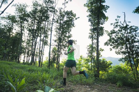 Téléchargez les photos : Femme coureur de sentier courir à la montagne de la forêt tropicale - en image libre de droit