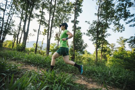 Téléchargez les photos : Femme coureur de sentier courir à la montagne de la forêt tropicale - en image libre de droit