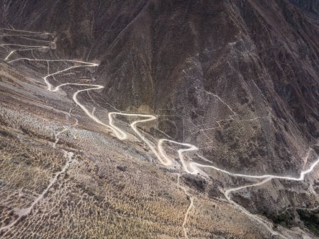 Foto de Vista aérea viaje en coche por carretera en el sendero de montaña de gran altitud, China - Imagen libre de derechos