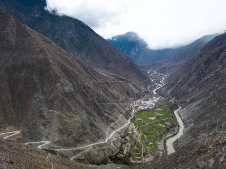 Foto de Vista aérea del paisaje en las montañas de gran altitud, China - Imagen libre de derechos