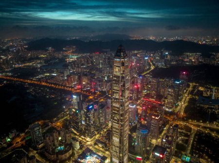 Téléchargez les photos : Shenzhen, Chine - 18 juillet 2022 : Vue aérienne du paysage dans la ville de Shenzhen, Chine - en image libre de droit