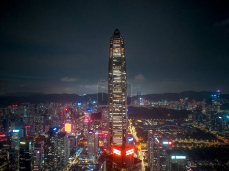 Téléchargez les photos : Shenzhen, Chine - 18 juillet 2022 : Vue aérienne du paysage dans la ville de Shenzhen, Chine - en image libre de droit