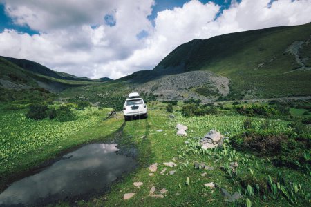 Téléchargez les photos : Conduite de voiture hors route dans les montagnes de haute altitude dans la province du Sichuan, en Chine - en image libre de droit