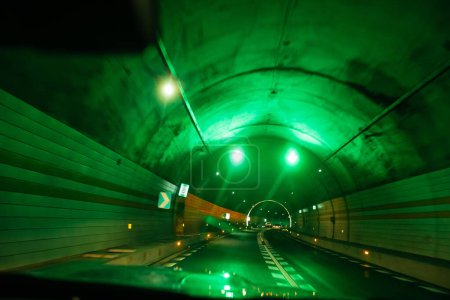 Téléchargez les photos : Conduire une voiture dans un tunnel - en image libre de droit