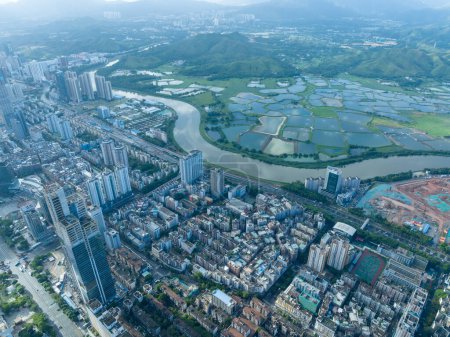 Téléchargez les photos : Shenzhen, Chine - 29 mai 2022 : Vue aérienne du paysage dans la ville de Shenzhen, Chine - en image libre de droit
