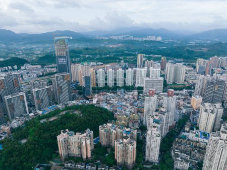 Téléchargez les photos : Shenzhen, Chine - 01 juin 2022 : Vue aérienne du paysage dans la ville de Shenzhen, Chine - en image libre de droit
