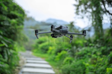 Téléchargez les photos : Drone volant dans la forêt printanière - en image libre de droit