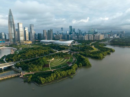 Téléchargez les photos : Shenzhen, Chine - 02 juin 2022 : Vue aérienne du paysage dans la ville de Shenzhen, Chine - en image libre de droit