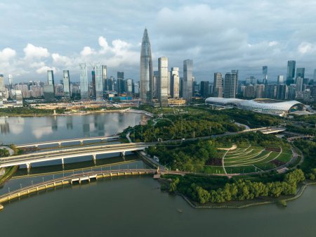 Téléchargez les photos : Shenzhen, Chine - 02 juin 2022 : Vue aérienne du paysage dans la ville de Shenzhen, Chine - en image libre de droit