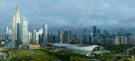 Téléchargez les photos : Shenzhen, Chine - 02 juin 2022 : Vue aérienne du site de construction et du paysage dans la ville de Shenzhen, Chine - en image libre de droit