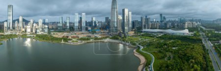 Téléchargez les photos : Shenzhen, Chine - 02 juin 2022 : Vue aérienne du site de construction et du paysage dans la ville de Shenzhen, Chine - en image libre de droit