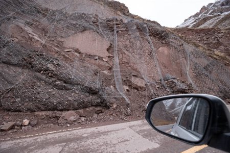Foto de Conducción de coche en la carretera de deslizamiento de tierra, China - Imagen libre de derechos