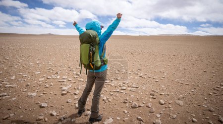 Foto de Mujer excursionista extendió las extremidades al cielo azul en el desierto - Imagen libre de derechos