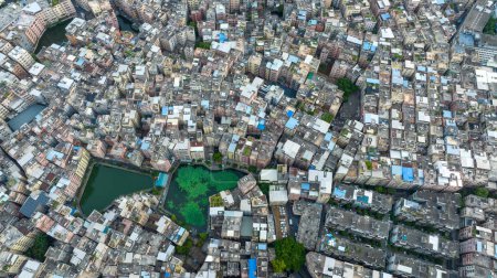 Foto de Guangzhou, China -agosto 05,2023: Vista aérea de casas antiguas barrios bajos tejados en la ciudad de Guangzhou, China - Imagen libre de derechos