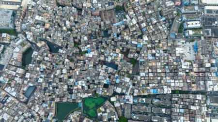 Foto de Guangzhou, China -Auguast 05,2023: Vista aérea de casas antiguas barrios bajos tejados en la ciudad de Guangzhou, China - Imagen libre de derechos