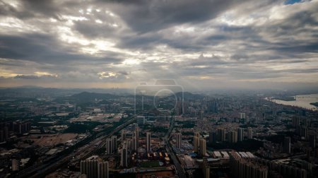 Téléchargez les photos : Guangzhou, Chine - 05 août 2023 : Vue aérienne du paysage dans la ville de Guangzhou, Chine - en image libre de droit