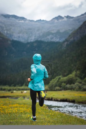 Foto de Mujer trail runner cross country running en hermosa naturaleza - Imagen libre de derechos